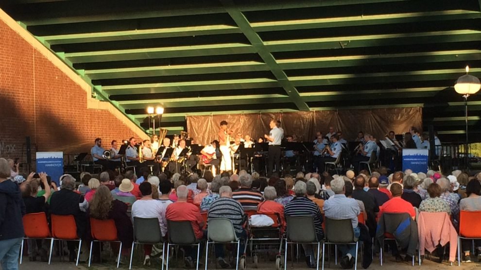 Promenadenkonzert unter der Flutbrücke